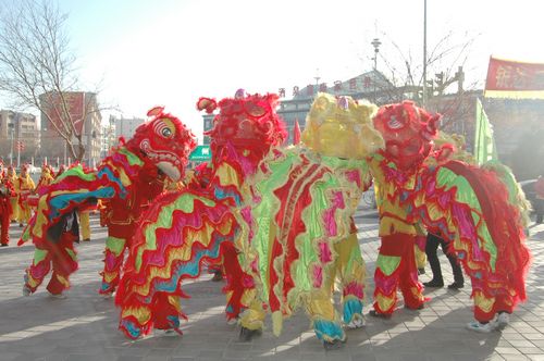 酒泉市2011年元宵節(jié)社火匯演期間，部分社火隊來公司拜年